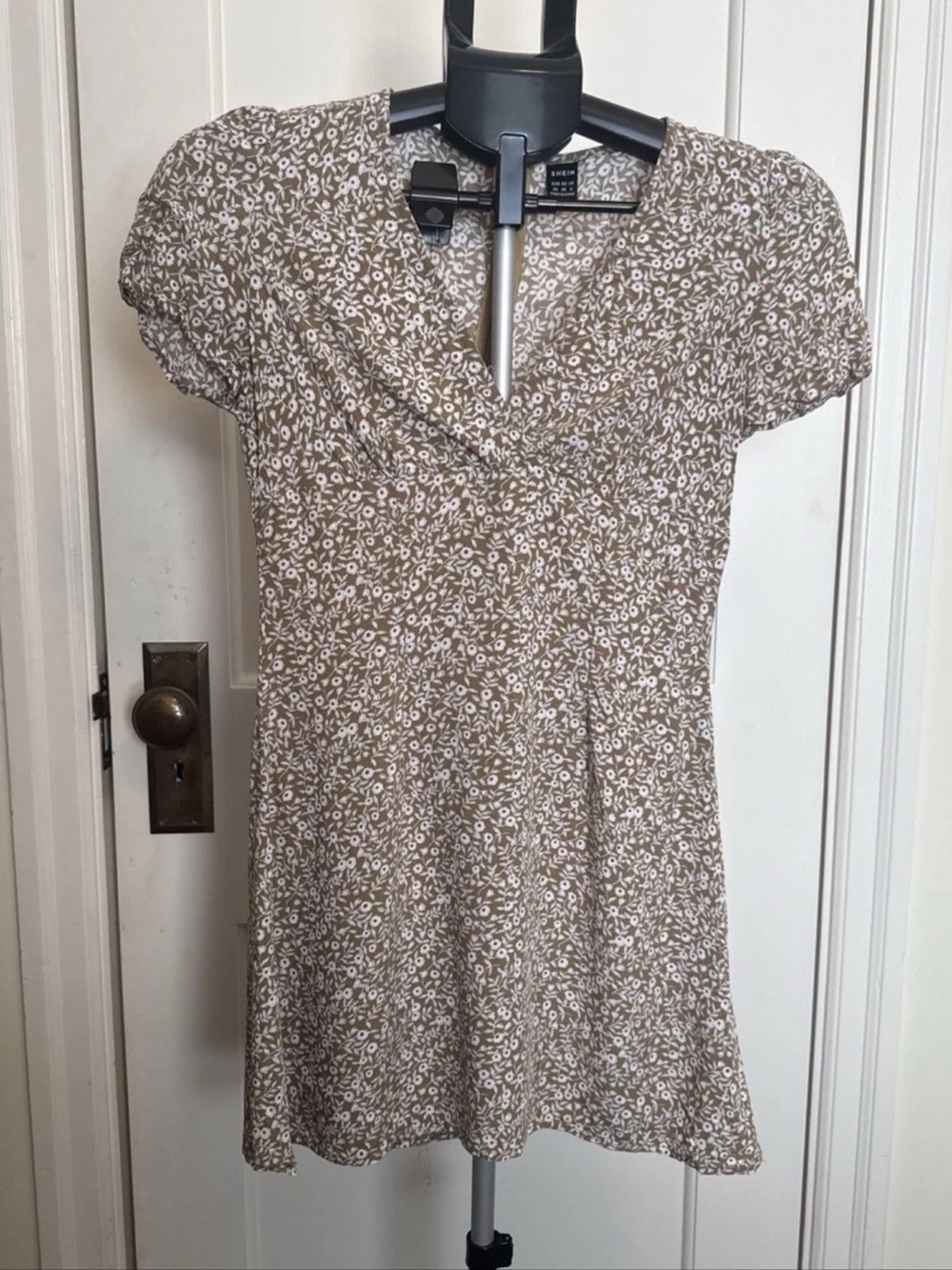 SHEIN Floral Mini Dress Womens XS Extra Small 2 Brown V-Neck Short Sleeve Casual